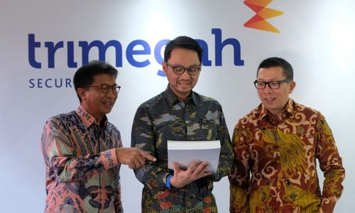 <p>Direktur Utama PT Trimegah Sekuritas Indonesia Tbk Stephanus Turangan (tengah) didampingi oleh Direktur Trimegah David Agus (kanan) dan Direktur Trimegah Syafriandi Armand Saleh (kiri) berfoto bersama usai acara Rapat Umum Pemegang Saham Tahunan (RUPST) Trimegah Sekuritas di Jakarta, Rabu (26/8).</p>
