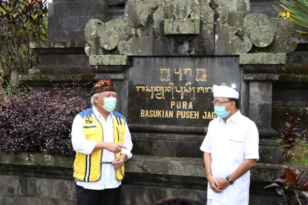 <p>Menteri PUPR Basuki Hadimuljono dan Gubernur Bali I Wayan Koster saat meninjau kawasan Pura Besakih di Bali. / Dok. Kementerian PUPR</p>
