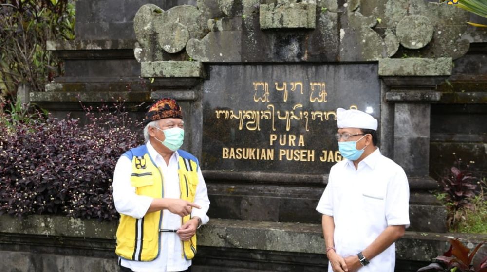 <p>Menteri PUPR Basuki Hadimuljono dan Gubernur Bali I Wayan Koster saat meninjau kawasan Pura Besakih di Bali. / Dok. Kementerian PUPR</p>
