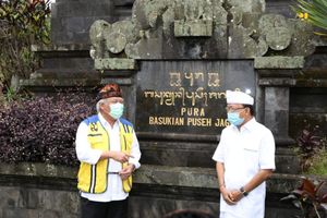 <p>Menteri PUPR Basuki Hadimuljono dan Gubernur Bali I Wayan Koster saat meninjau kawasan Pura Besakih di Bali. / Dok. Kementerian PUPR</p>