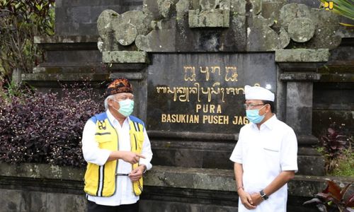 <p>Menteri PUPR Basuki Hadimuljono dan Gubernur Bali I Wayan Koster saat meninjau kawasan Pura Besakih di Bali. / Dok. Kementerian PUPR</p>
