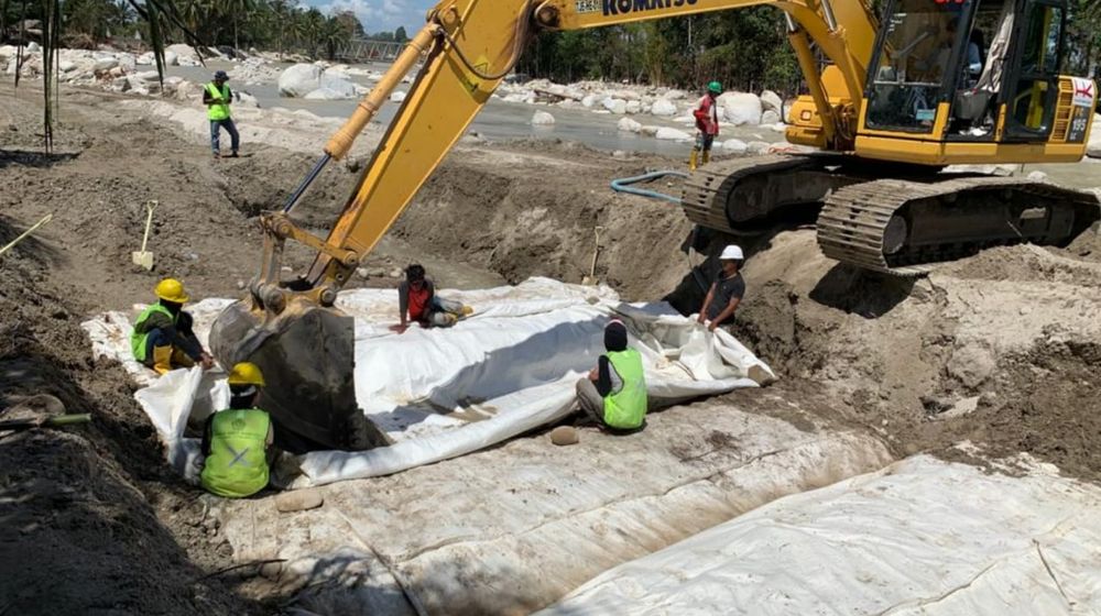 pemasangan tanggul sepanjang 900 meter untuk mencegah banjir rob akibat iklim La Lina