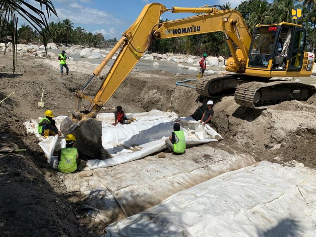 <p>Proses pembangunan tanggul Goebox untuk mencegah banjir rob akibat iklim La Lina. / Dok. Kementerian PUPR</p>
