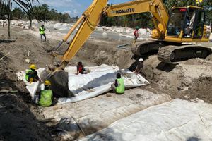 pemasangan tanggul sepanjang 900 meter untuk mencegah banjir rob akibat iklim La Lina