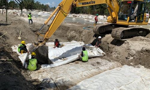 pemasangan tanggul sepanjang 900 meter untuk mencegah banjir rob akibat iklim La Lina