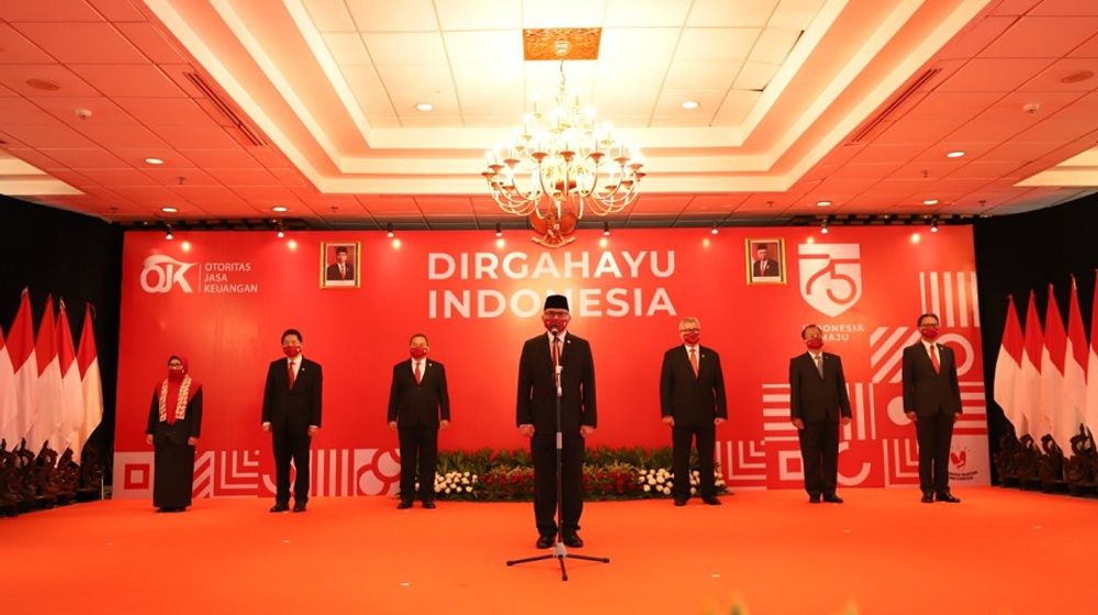 <p>Ketua Dewan Komisioner OJK Wimboh Santoso beserta Anggota Dewan Komisioner lainnya mengikuti upacara HUT RI ke-75 di Kantor OJK Menara Radius Prawiro Kompleks Bank Indonesia Jakarta, Senin, 17 Agustus 2020. / Ojk,go.id</p>