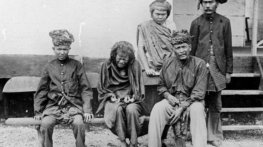 <p>Tjut Nyak Dhien (duduk tengah) di akhir-akhir masa hidupnya/Wikipedia</p>
