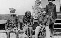 <p>Tjut Nyak Dhien (duduk tengah) di akhir-akhir masa hidupnya/Wikipedia</p>
