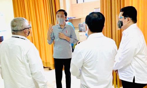 <p>Presiden Joko Widodo meninjau pelaksanaan Uji Klinis Tahap III Vaksin COVID- 19. / Setneg</p>
