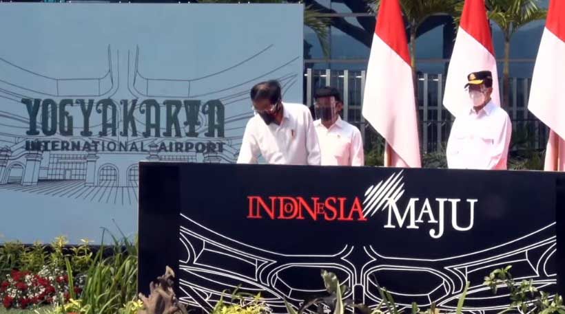 <p>Presiden Joko Widodo saat meresmikan Yogyakarta International Airport (YIA) /Foto: YouTube</p>
