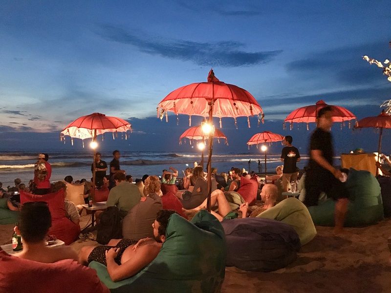 <p>Wisatawan menikmati Matahari terbenam di Pantai Seminyak, Bali. / Pixabay </p>
