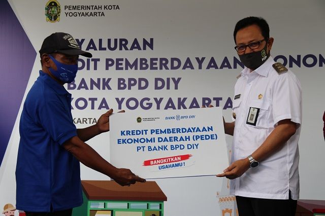 Wakil Walikota Yogyakarta Heroe Poerwadi serahkan kredit PEDE untuk pelaku UMKM