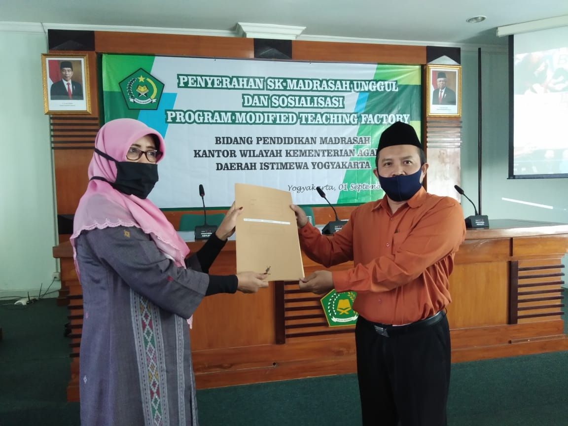 Kepala MAN 3 Kulon Progo, Moh Fadlil Afif Lc (kanan), menerima Surat Keputusan untuk MAN 3 Kulon Progo sebagai "Madrasah Plus Keterampilan" (FOTO: Istimewa)