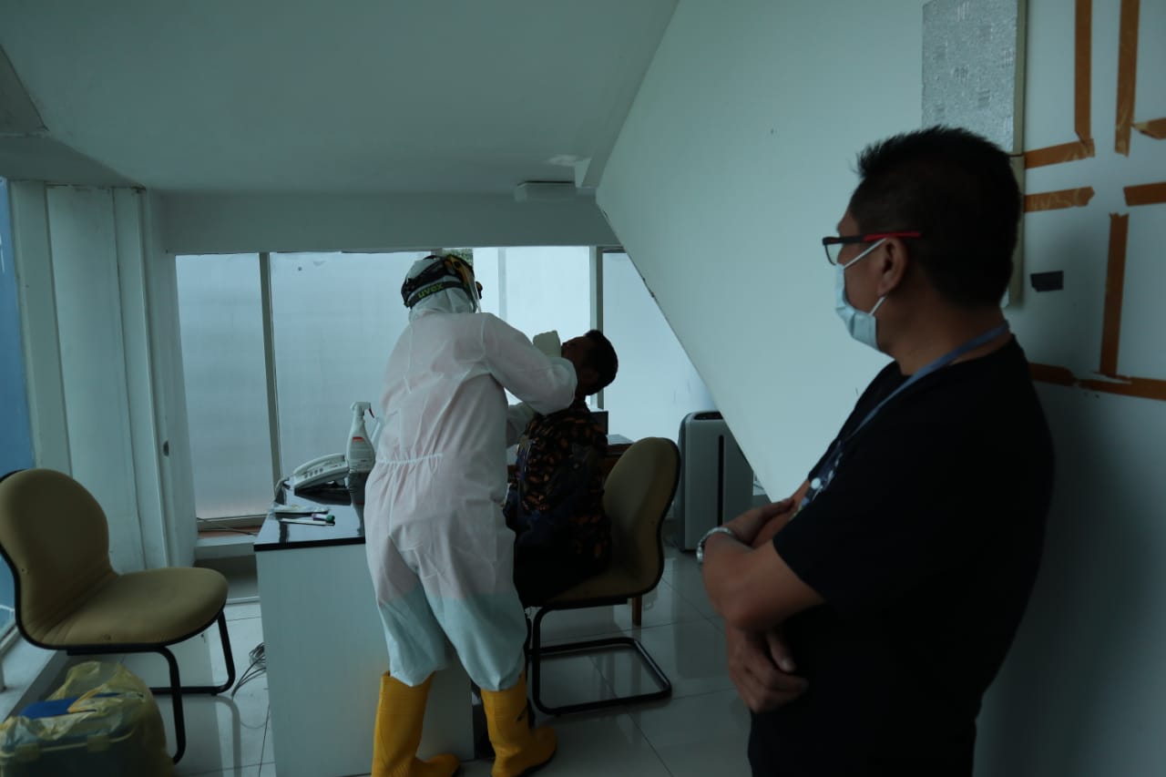 Bakal calon Wali Kota Rahmad Mas'ud dan Wakil Wali Kota Thohari Azis melakukan uji swab di RSUD Beriman Balikpapan, Kamis (3/9/2020)