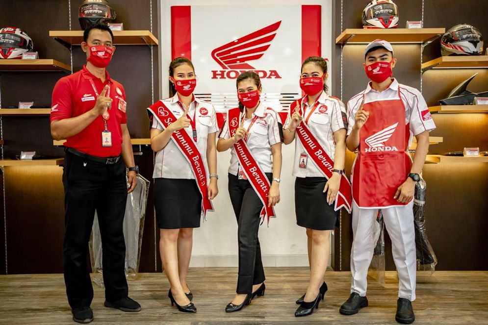 Pegawai Honda siap melayani pelanggan