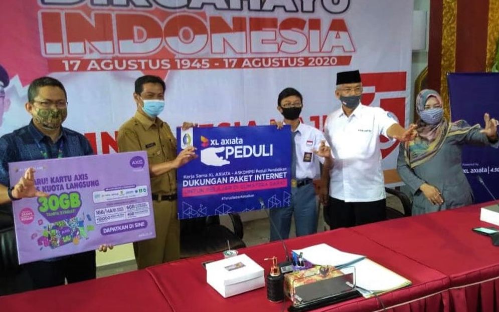 Askompsi bersama provider seluler XL Axiata melaksanakan bhakti sosial peduli pendidikan berupa bantuan akses internet/Foto: ist