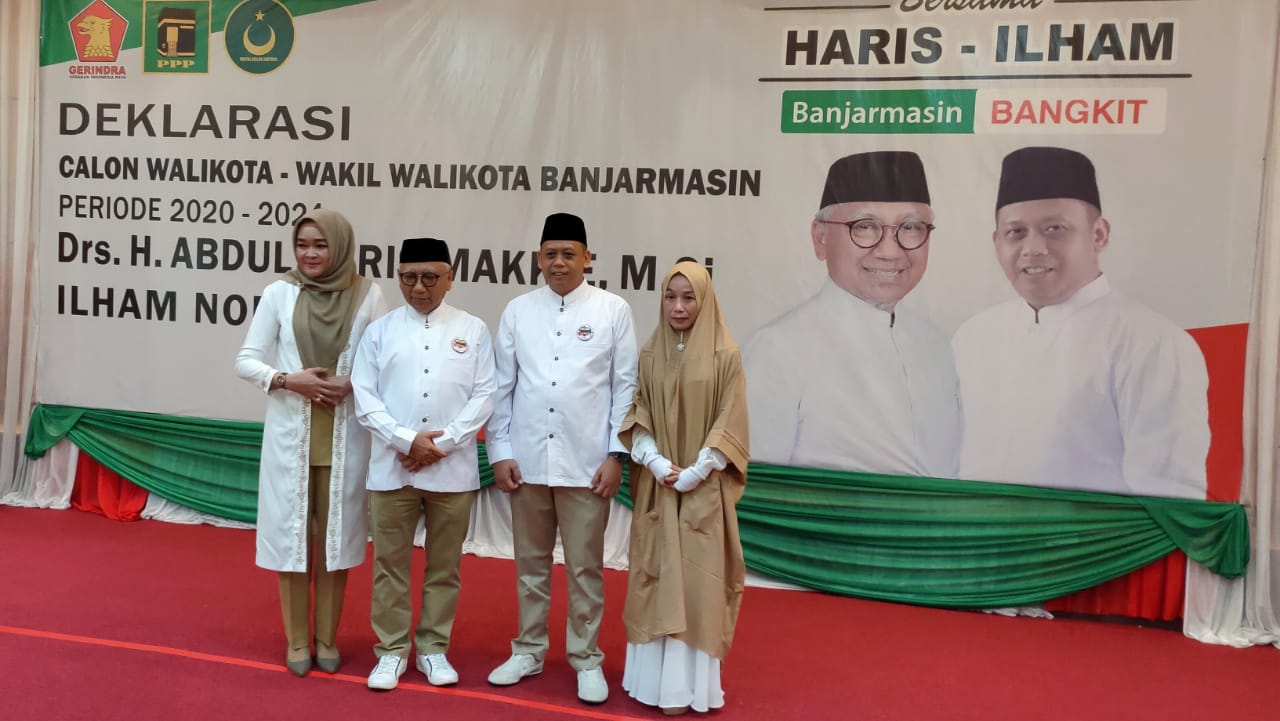 pasangan calon walikota dan wakil walikota Banjarmasin Abdul Haris Makkie dan Ilham Noor bersama istri di sela deklarasi pasangan calon