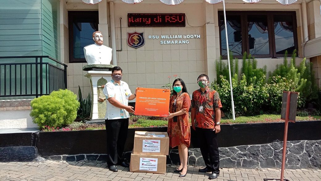 Pemberian donasi di RS Wiliam Both Semarang