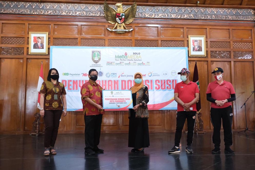 Penyerahan donasi susu dari metta Care kepada Pemkot Surakarta