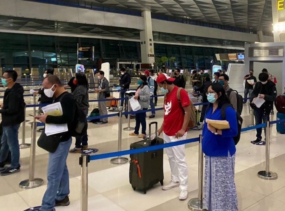 Penumpang pesawat di Bandara Internasional Soekarno-Hatta.