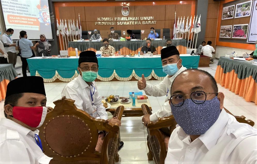 Paslon NA-IC didampingi Andre Rosiade dan kader Gerindra lainnya saat mendaftar ke KPU Sumbar kemarin/Foto: ist