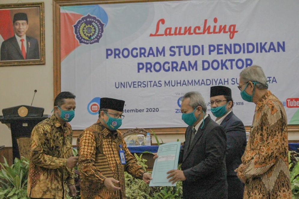 Prof DYP Sugiyarto menyerahkan SK prodi S3 pendidikan pada Rektor UMS Prof Sofyan Anif 