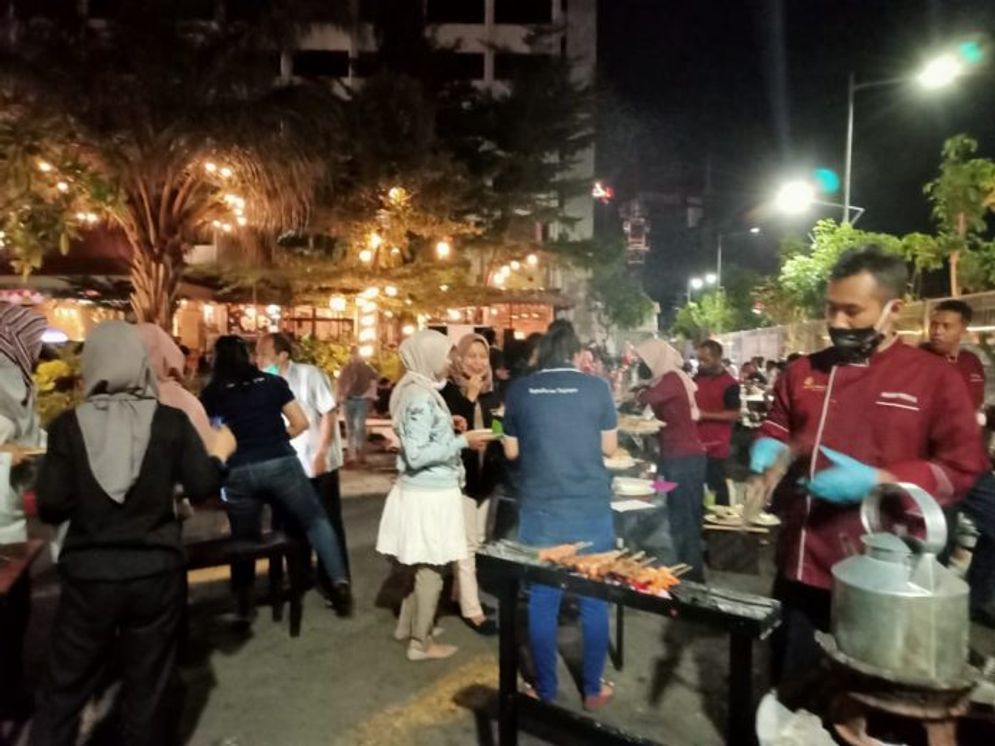 Angkringan di Grand INNA Tunjungan Surabaya banyak dikunjungi masyarakat.