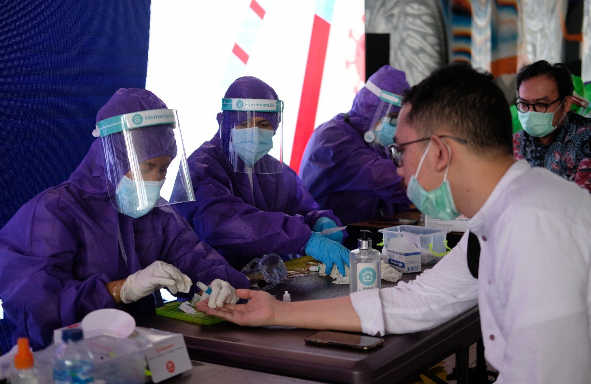 Warga mengikuti Rapid Test Gratis di terowongan Jalan Kendal, Sudirman, Jakarta, Senin 8 Juni 2020. 