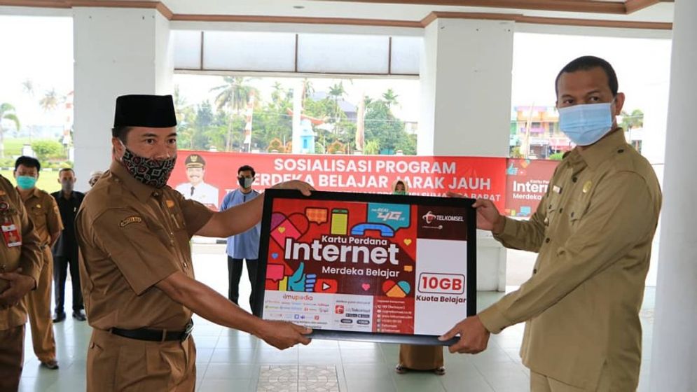 Wali Kota Pariaman Genius Umar  melaunching Kartu Perdana Internet Merdeka Belajar dalam rangka Sosialisasi Program Merdeka Belajar Jarak Jauh di Teras Kantor Balaikota Pariaman/Foto: ist