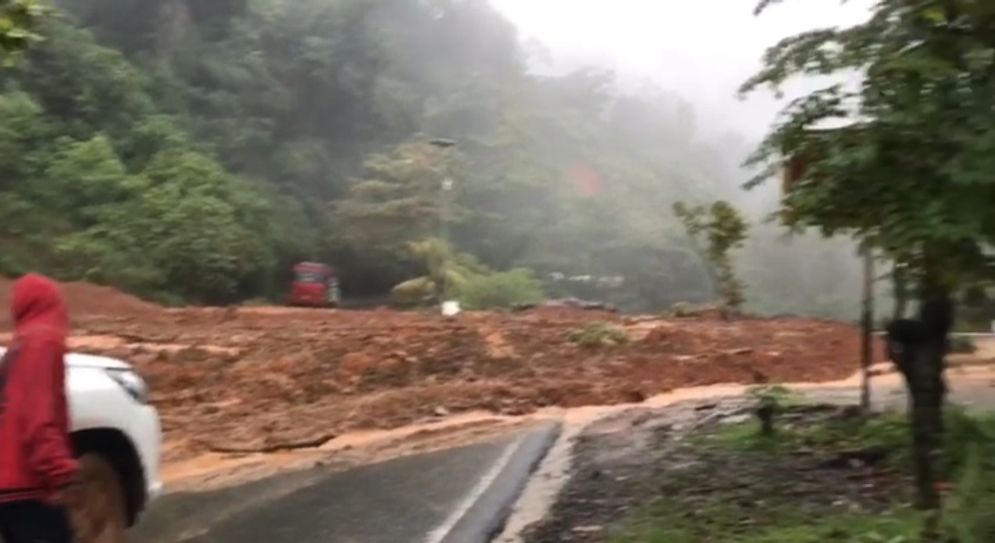 Longsor terjadi di Kelok Jariang Bungus Teluk Kabung, Kota Padang pagi ini Kamis (10/9/2020)/Foto: tangkapan video BPBD