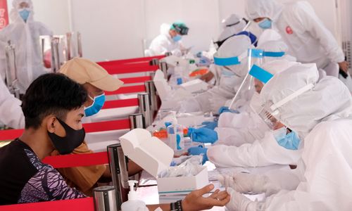 Petugas mengambil sampel darah warga yang mengikuti Mobile Rapid Test yang diadakan Relawan Indonesia Bersatu Lawan COVID-19 di Jakarta, Selasa, 21 Juli 2020. 