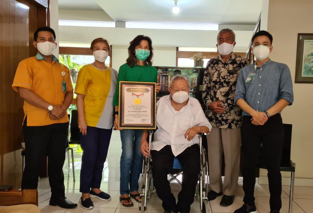 Dr Lo menerima penghargaan MURI