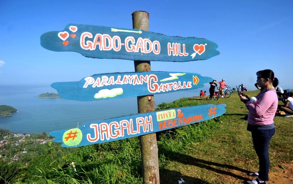 Warga beraktifitas di puncak Bukit Gado-gado, Padang, Sumatera Barat (ANTARA FOTO/Iggoy el Fitra)