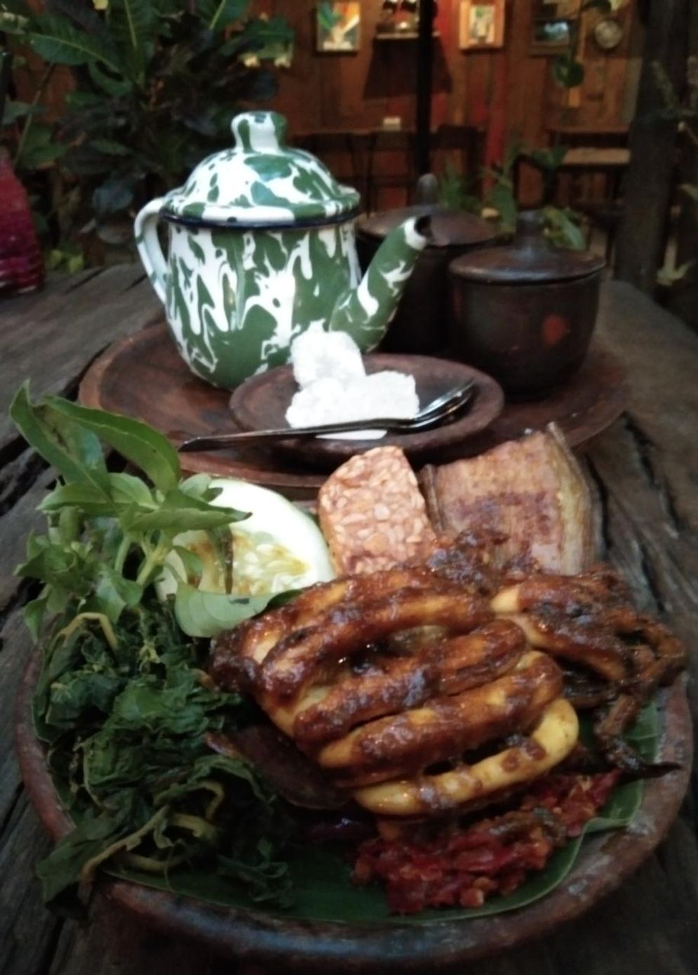 Menu cumi bakar cobek dan ayam kemangi ala Kayu Apung