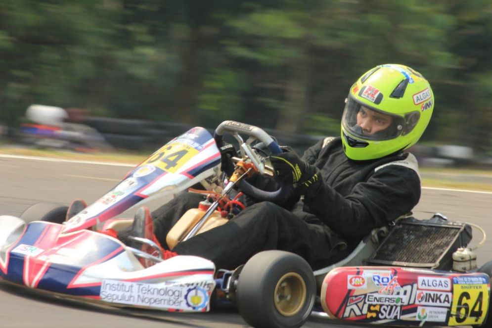 Ishlah Muhammad Rahman saat berada di lintasan balap mewakili Mesin ITS Karting Club
