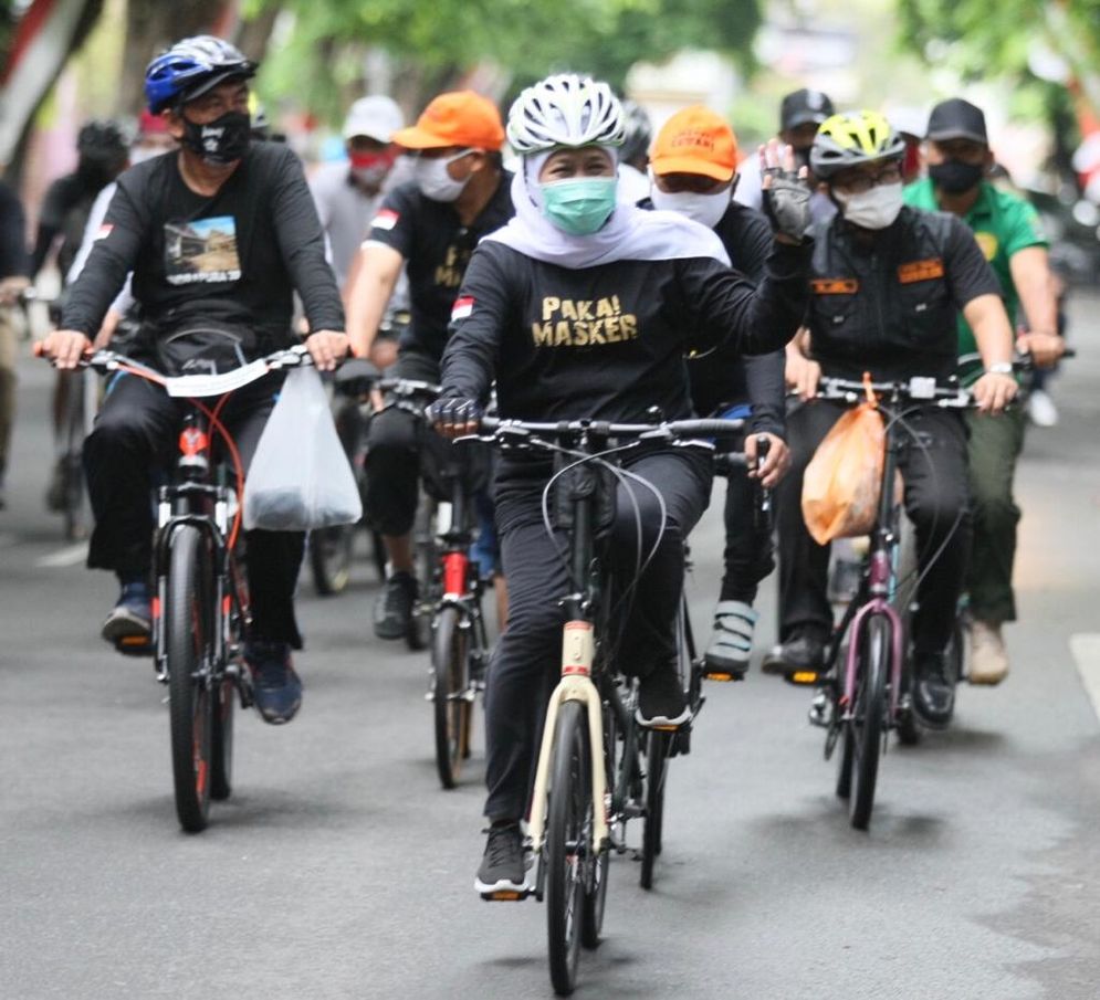 Gubernur Jawa Timur Khofifah Indar Parawansa saat gowes untuk mengingatkan masyarakat agar menggunaan masker, Minggu (13/9/2020) di Kabupaten Tulungagung.