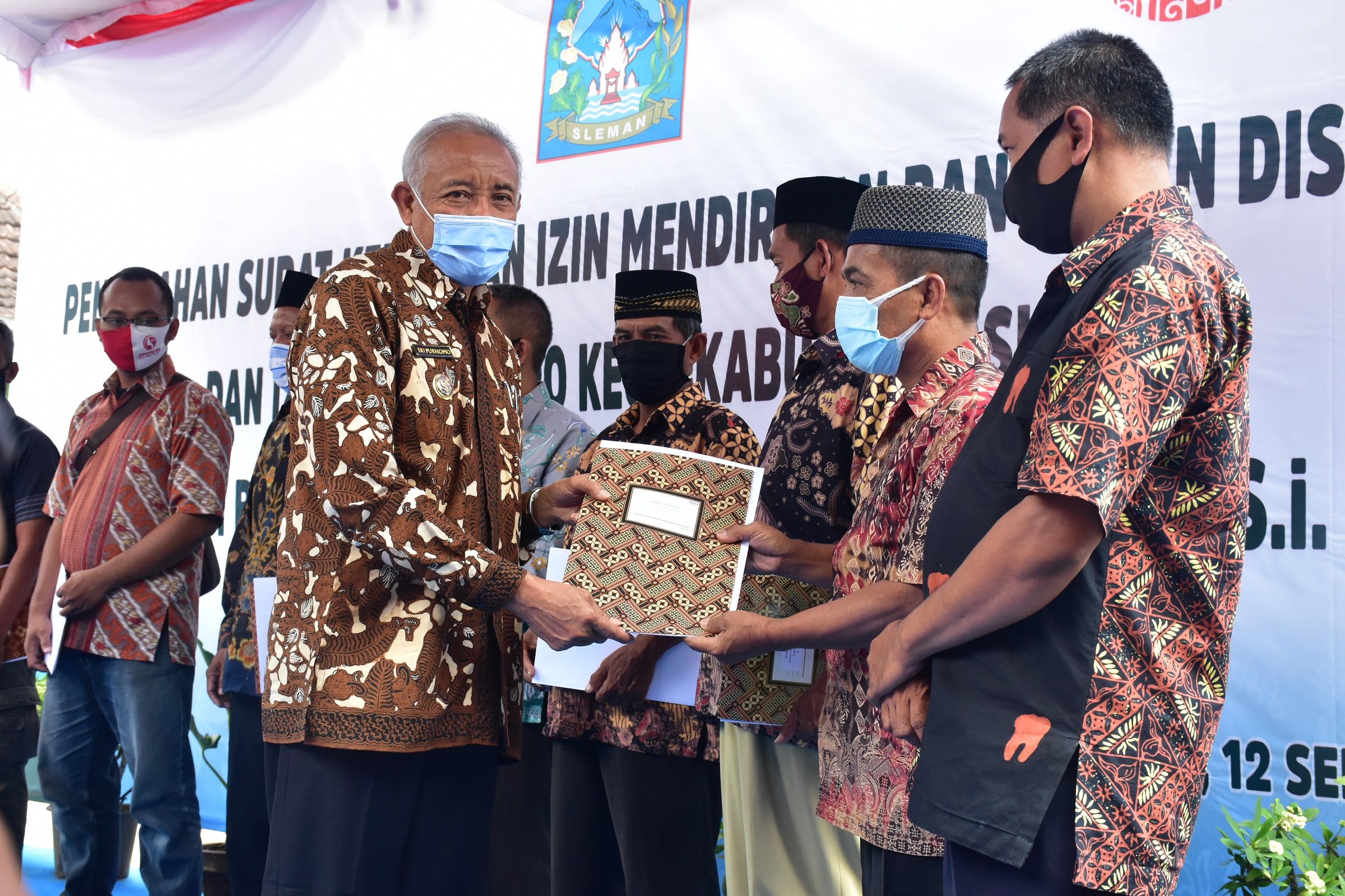 Bupati Sleman H Sri Purnomo saat memberikan IMB