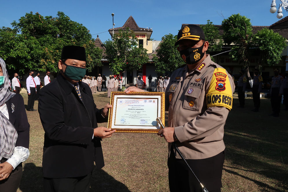 Kapolresta Surakarta Kombespol Ade Safri menerima penghargaan dari Rektor UNIBA Surakarta Dr Amir Junaedi