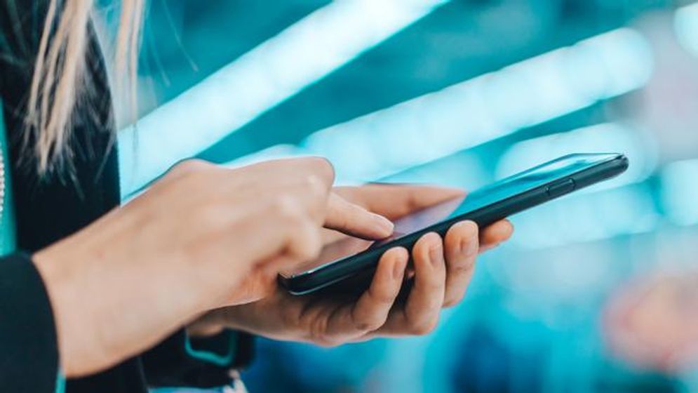 HP atau ponsel disinyalir bisa menyebabkan berbagai penyakit karena radiasinya.