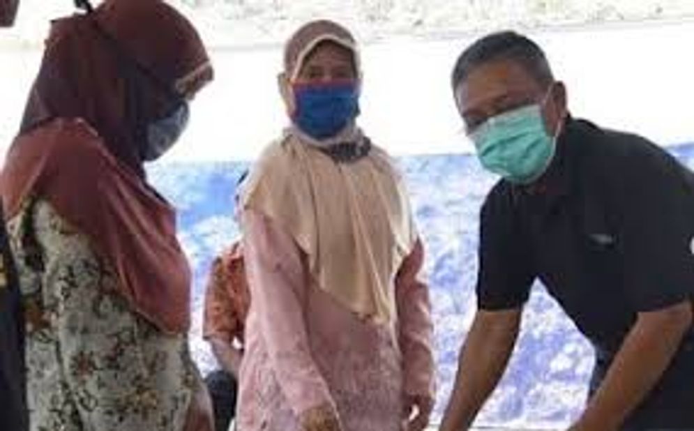 Bupati Indartato Saat Kunker Ke Tegalombo, Menyerahkan Paket Sembako dan Ajak Masyarakat Tertib Protokol Kesehatan untuk Menuju Pacitan Zona Hijau