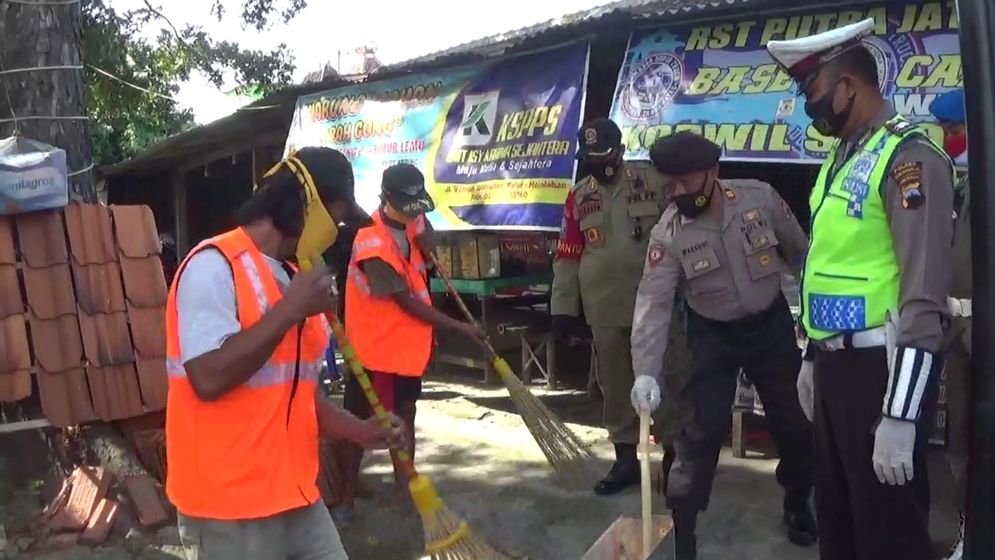 Sanksi sosial pelanggar masker membersihkan fasum di Mojolaban Sukoharjo