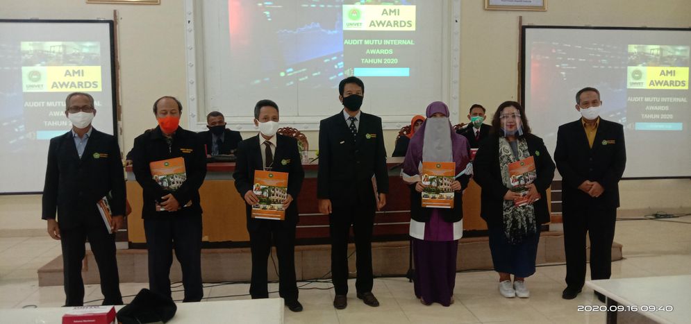 Rektor Univet menyerahkan penghargaan AMI Award 2020