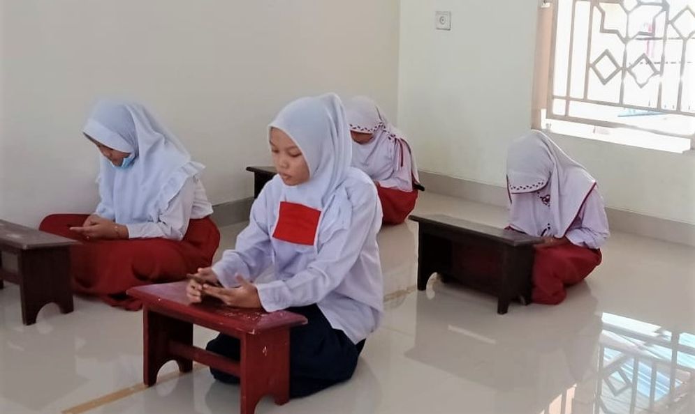 Para siswa tengah belajar daring di Masjid Darul Huda Padang/Foto: ist