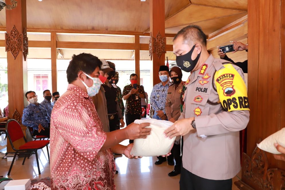 Kapolres Sukoharjo menyerahkan bantuan sembako untuk warga Bendosari Sukoharjo
