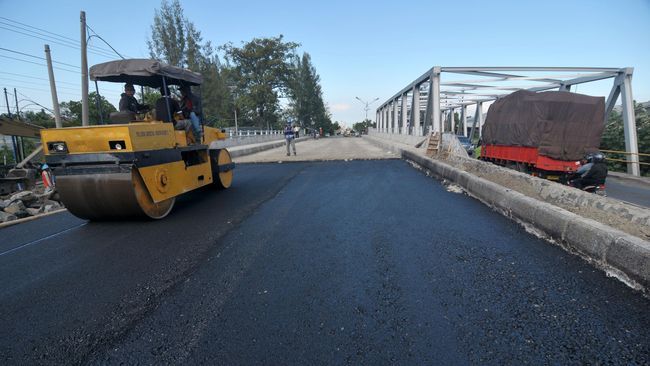 karet akan menjadi bahan baku aspal untuk pembangunan jalan
