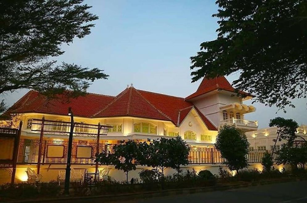 Penampakan omah lowo yang berubah menjadi Istana Batik Keris saat ini
