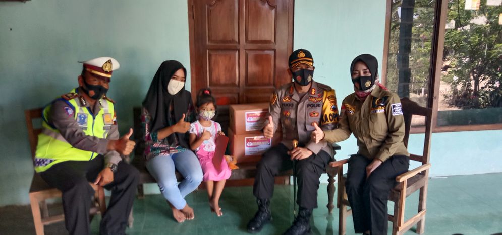 Kapolres Sukoharjo AKBP Bambang Yugo dan Anggota DPR RI Eva Yuliana menyerahkan santunan