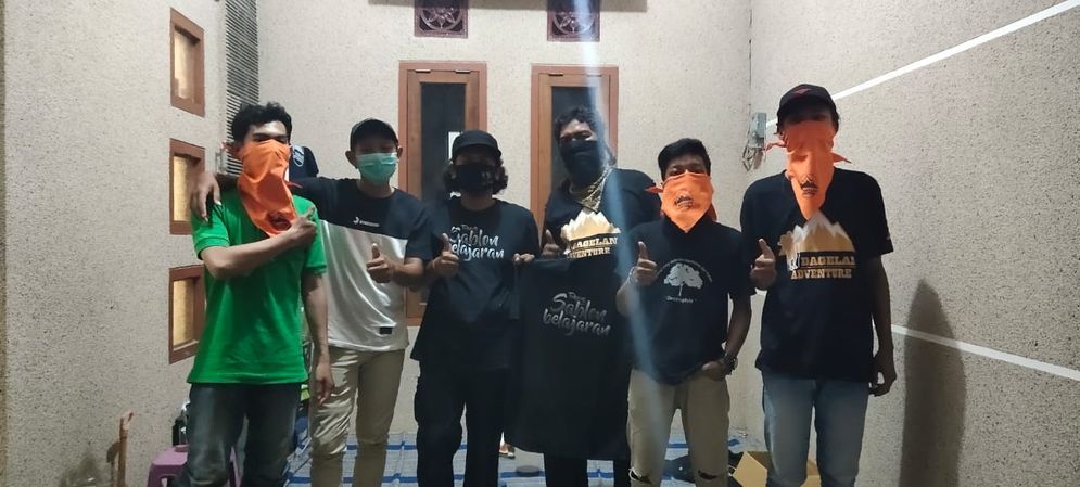 Komunitas pecinta alam saat mengikuti sarasehan pembuatan sablon yang digelar Dagelan Adventure dan Uprise Surabaya. Nampak mereka menunjukkan hasil sablonan setelah acara.