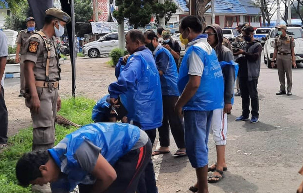 Sejumlah warga Kota Padang menjalani sanksi sosial karena kedapatan tidak menggunakan masker/Foto: FB Aprizal Tamboresi