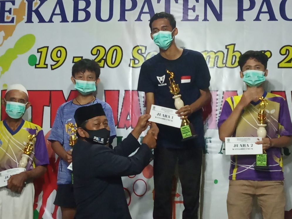 Maulana Bayu Pamungkas (Tengah) bersama juara 2 dan 3 Tenis Meja Se Kabupaten Pacitan